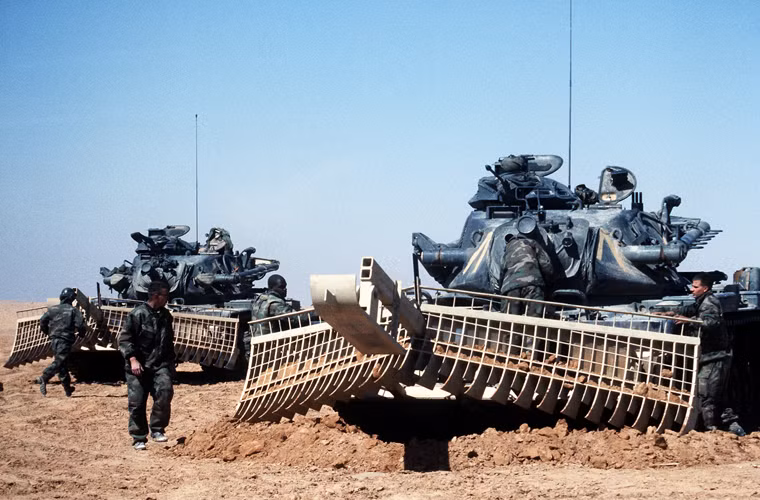 Dẫu vậy, tuy có hình dáng giống hệt một chiếc xe tăng nhưng phân loại chính thức của M728 trong Quân đội Mỹ là xe chiến đấu công binh. Nó được thiết kế trên cơ sở khung gầm xe tăng chủ lực M60A1 Patton bởi hãng Detroit Arsenal năm 1963. Tổng cộng 291 chiếc được sản xuất từ năm 1965-1987 phục vụ hạn chế trong các đơn vị công binh Mỹ.