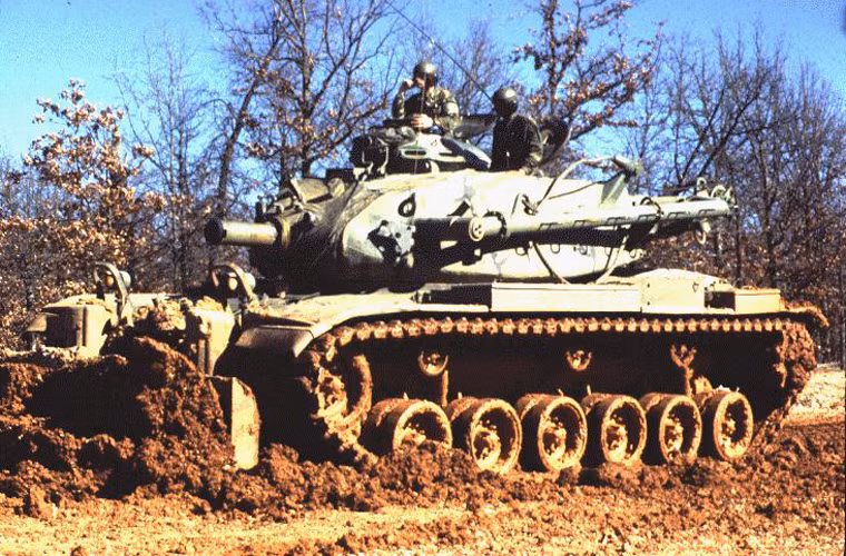 “Xe tăng M728” ủi đất.