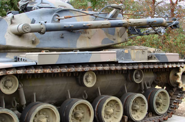 M728 có trọng lượng tổng thể tới 53,2 tấn, dài tổng thể 8,83m, rộng 3,66m, cao 3,3m.