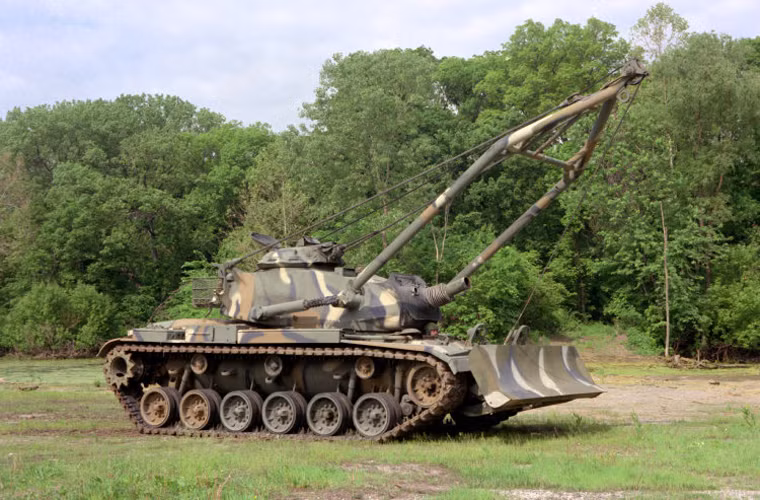 Nhiệm vụ của M728 trong chiến đấu là loại bỏ các vật cản, các chướng ngại vật hoặc xây dựng các công sự cản đường tiến công của đối phương. Khi cần, nó cũng làm nhiệm vụ hỗ trợ hỏa lực thậm chí là tấn công tiêu diệt mục tiêu bọc thép với nòng pháo chính khổng lồ. Ảnh: Hệ thống cần trục hình chữ A trang bị cho M728 CEV.