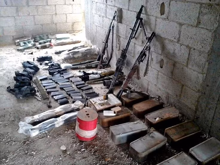 Con đường đi tới Syria của súng máy MG 34 có lẽ cũng tương tự súng trường StG 44. Ảnh: MG 34 được dựng nghiêng trên tường nằm giữa hai khẩu súng trong khu vũ khí nhỏ của phiến quân.