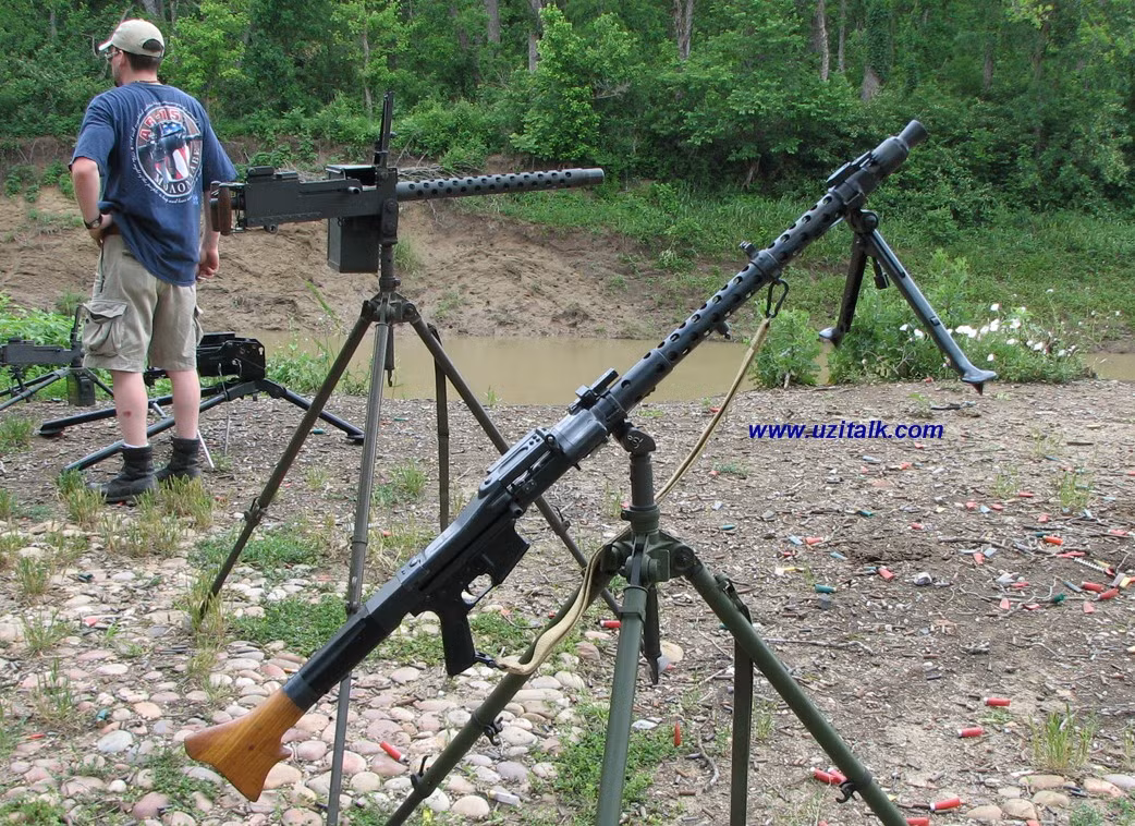 Súng máy MG 34 (hay còn có tên gọi khác là Maschinengewehr 34) là khẩu súng máy chủ lực của phát xít Đức trong CTTG 2. Nó do Heinrich Vollmer thiết kế năm 1934, sản xuất tới 577.120 khẩu trong giai đoạn từ 1935-1945 tại ba nhà máy. Nó được xem là khẩu súng máy tốt nhất thế giới thời bấy giờ, lần đầu sử dụng hệ thống làm mát bằng không khí.