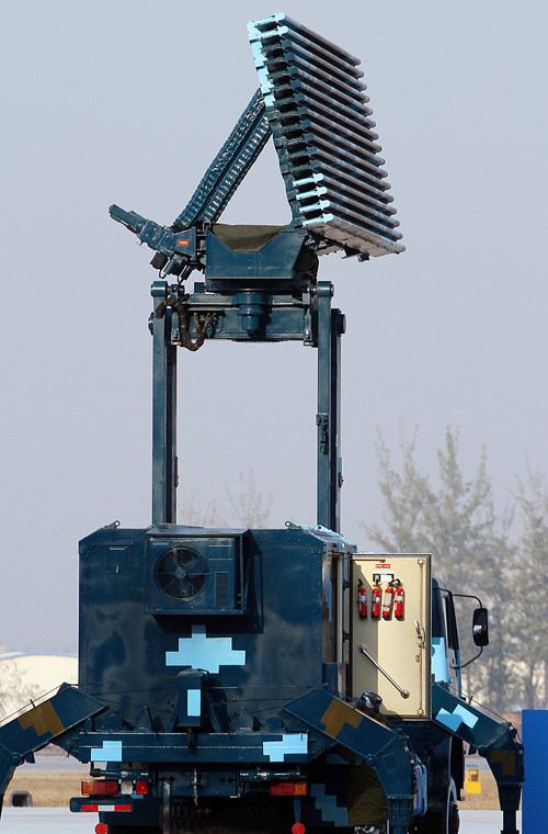 Ngoài đài điều khiển hỏa lực HT-233, hệ thống phòng không HQ-9 khi hoạt động có thể phối kết hợp với nhiều loại radar khác để phát hiện mục tiêu từ xa, ở mọi độ cao. Ảnh: Đài radar bắt bám mục tiêu bay thấp Type 120.