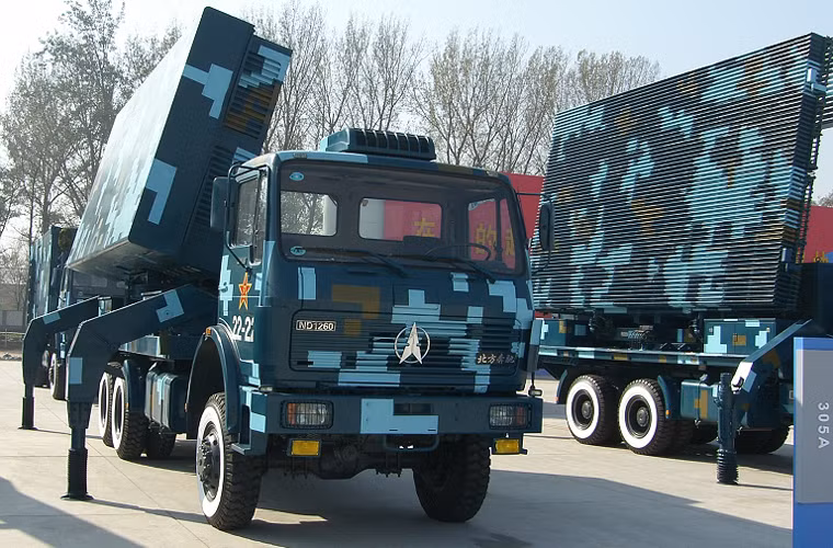 Tuy nhiên, các loại radar này chưa thấy xuất hiện ở đảo Phú Lâm. Ảnh: Radar mạng pha bắt bám mục tiêu Type 305A. Đây là loại radar mạng pha chủ động được thiết kế nâng cao khả năng chống tên lửa đạn đạo cho HQ-9.