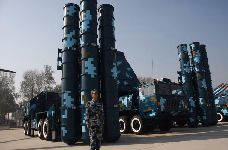 Căn cứ hình ảnh vệ tinh, các chuyên gia cho rằng, Trung Quốc có thể đã đưa trái phép tới đảo Phú Lâm hệ thống tên lửa phòng không HQ-9. “…Có hai khẩu đội với 8 bệ phóng tên lửa phòng không cùng một hệ thống radar trên đảo Phú Lâm thuộc quần đảo Hoàng Sa của Việt Nam ở Biển Đông”, Fox News cho biết.