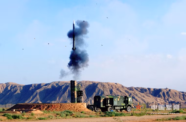 Các quan chức Mỹ đã xác nhận độ chính xác của những bức ảnh vệ tinh này và cho biết thêm, hệ thống phòng không HQ-9 với tầm bắn 200km tạo ra mối đe dọa tới bất cứ loại máy bay nào dù dân sự hay quân sự.