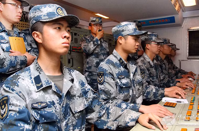 Bên trong cabin điều khiển radar HT-233 được đánh giá là khá hiện đại, hệ thống ứng dụng kiểu thiết kế màn hình AMCLD COTS và phần mềm kiểm soát bắn dựa trên việc tổng hợp và lựa chọn chế độ hiển thị mục tiêu, điều này cho phép hệ thống tham chiến cùng lúc với nhiều mục tiêu hơn.