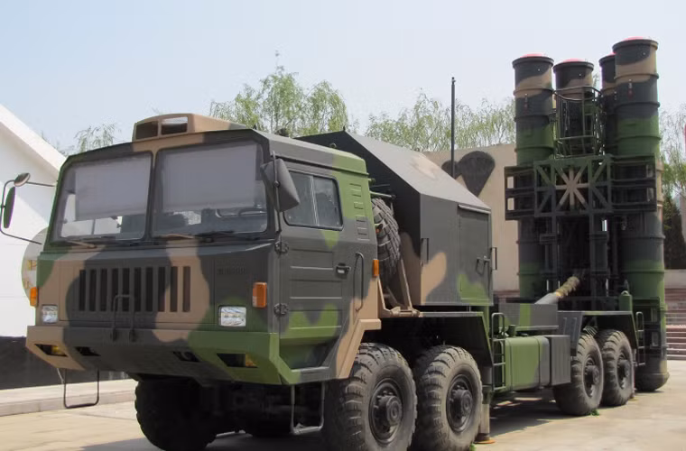 Một khẩu đội HQ-9 thường được biên chế gồm: 4 xe phóng tự hành; một đài điều khiển hỏa lực; xe tiếp đạn và đài chỉ huy... Trong ảnh là xe phóng tự hành TAS5380 của hệ thống HQ-9.