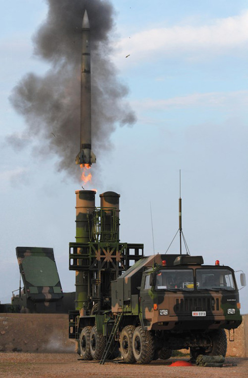 “Bắt chước S-300”, đạn tên lửa HQ-9 được đưa khỏi ống phóng bằng liều phóng lạnh nhằm tránh gây hư hại cho bệ phóng. Ở độ cao ổn định, động cơ chính được kích hoạt đưa tên lửa bước vào hành trình bay tới mục tiêu. Đạn tên lửa HQ-9 có chiều dài 6,8 mét, trọng lượng 1,3 tấn, đầu đạn nặng 180kg. Đạn tên lửa được trang bị ngòi nổ vô tuyến cận đích được kích hoạt khi đạn cách mục tiêu 5 km, bán kính diệt mục tiêu của đạn là 35m. Tầm bắn của tên lửa được cho là 150-200km.