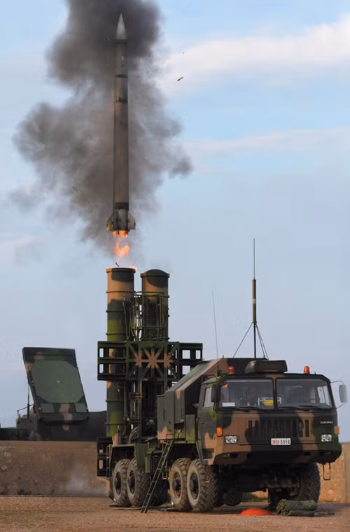 “Bắt chước S-300”, đạn tên lửa HQ-9 được đưa khỏi ống phóng bằng liều phóng lạnh nhằm tránh gây hư hại cho bệ phóng. Ở độ cao ổn định, động cơ chính được kích hoạt đưa tên lửa bước vào hành trình bay tới mục tiêu. Đạn tên lửa HQ-9 có chiều dài 6,8 mét, trọng lượng 1,3 tấn, đầu đạn nặng 180kg. Đạn tên lửa được trang bị ngòi nổ vô tuyến cận đích được kích hoạt khi đạn cách mục tiêu 5 km, bán kính diệt mục tiêu của đạn là 35m. Tầm bắn của tên lửa được cho là 150-200km.