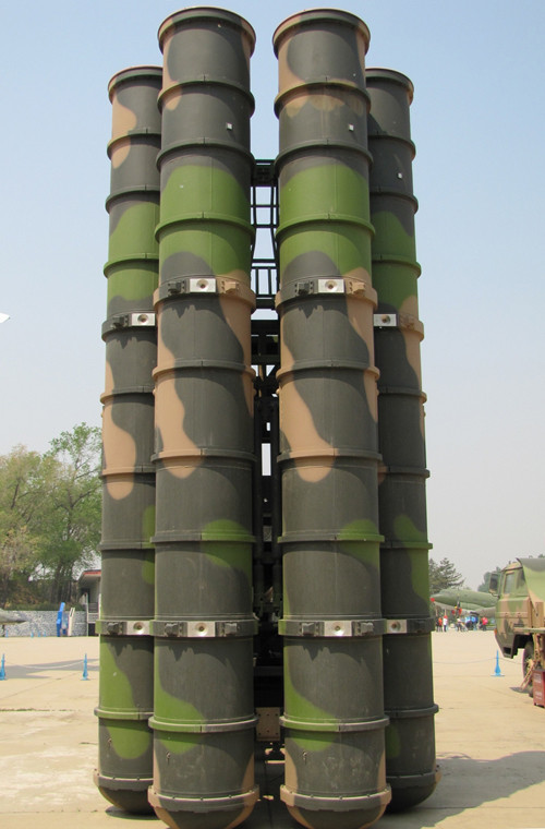 Xe phóng tự hành của HQ-9 được trang bị 4 ống phóng tròn chứa đạn tên lửa cùng hệ thống thủy lực nâng hạ. Khi chiến đấu, toàn giàn ống phóng được dựng đứng.