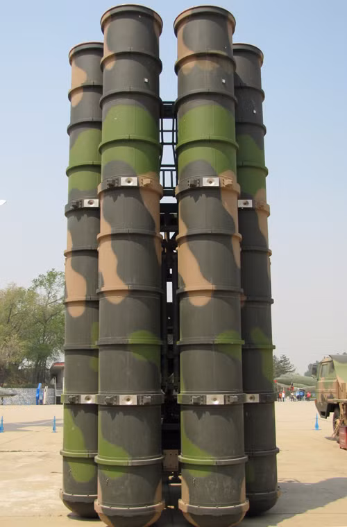 Xe phóng tự hành của HQ-9 được trang bị 4 ống phóng tròn chứa đạn tên lửa cùng hệ thống thủy lực nâng hạ. Khi chiến đấu, toàn giàn ống phóng được dựng đứng.