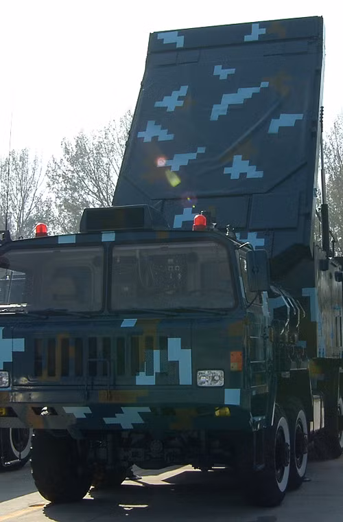 Mỗi khẩu đội HQ-9 được trang bị đài điều khiển hỏa lực HT-233 sao chép mẫu 30N6E của S-300 Nga. Radar có khả năng phát hiện mục tiêu ở cự ly 150km và theo dõi đồng thời 100 mục tiêu ở cự ly đến 100km, tham chiến với 50 mục tiêu cùng lúc.