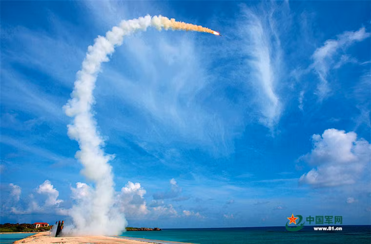 Hệ thống HQ-9 sử dụng phương thức dẫn đường tương tự như Patriot của Mỹ bao gồm dẫn đường quán tính cho pha đầu, từ pha giữa tới pha cuối tên lửa được dẫn đường thông qua một kênh track-via-missile (TVM). Cơ chế dẫn đường được mô tả ngắn gọn như sau: Radar của đạn tên lửa bắt bám mục tiêu ở pha cuối bằng cách thu sóng dội từ mục tiêu bị đài mặt đất chiếu xạ, rồi truyền phần tử mục tiêu về đài điều khiển mặt đất, đài kiểm soát bắn mặt đất sẽ tính toán và hiệu chỉnh các tham số về mục tiêu và truyền lệnh điều khiển vô tuyến đến tên lửa.