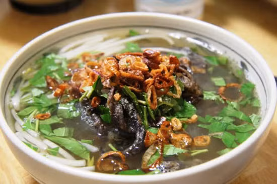 Miến lươn. Không như những nơi khác, lươn ở Ninh Bình để làm miến chỉ chọn lươn cốm, lưng nâu hồng bụng vàng rộm, con hơi nhỏ nhưng thịt rất thơm và săn chắc. Miến lươn thường ăn kèm hoa chuối để làm nên vị thanh dịu mà không bị tanh của lươn. Nếu ai đã từng một lần thưởng thức miến lươn Ninh Bình đều mong muốn được một lần quay lại nơi đây để thưởng thức món đặc sản bình dị này.