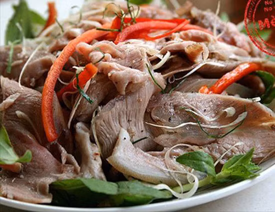 Tái dê Hoa Lư. Món đặc sản Ninh Bình này qua rất nhiều công đoạn phức tạp và kỹ lưỡng mới cho ra được món tái dê thơm ngon, khử hết mùi hôi. Tái dê thường ăn kèm các loại lá, quả và đặc biệt nhất là nước chấm tương gừng. Đây là món ăn ngon và cũng là bài thuốc quý dùng để bồi bổ cơ thể rất tốt cho sức khỏe.