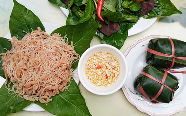 Nem chua Yên Mạc. Vùng đất Yên Mạc Ninh Bình nổi tiếng với món nem cổ truyền được tinh chế từ thịt lợn. Nguyên liệu để làm món nem này tuy đơn giản nhưng quá trình chế biến lại hết sức cầu kỳ để làm nên món nem với màu hồng rực đặc trưng của thịt lợn, cùng những sợi bì màu trắng tinh cùng gia vị và tỏi ớt, khi ăn nem có vị chua chua cay cay thường dùng kèm lá ổi hoặc lá sung chấm nước mắm chanh tỏi ớt để thưởng thức hết hương vị đặc biệt của món ăn.