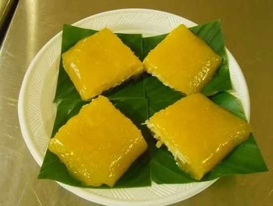 Khi làm bánh phải dùng nước quả dành dành nhào bột để lấy mầu sắc tự nhiên chứ không được pha phẩm mầu. Nhân bánh hình tròn nằm trong vỏ bánh bẻ khuôn hình vuông bằng lá dừa, như biểu tượng vuông tròn của triết lý âm dương. 