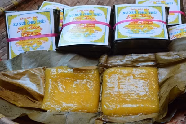 Bánh phu thê Đình Bảng. Được gói bằng những tấm lá dong giản dị, rồi luộc lên, bánh phu thê không khoe mùi tỏa hương như bánh rán, bánh khúc; chỉ tới khi bóc bánh đặt lên đĩa sứ người ta mới thật sự ngỡ ngàng. Dưới lớp vỏ bánh sắc vàng trong suốt rắc lấm tấm những hạt vừng đen, nhân bánh hiện ra. Ngoài đỗ xanh đãi sạch vỏ đã được hấp chín đánh tơi, người ta còn cho thêm đường trắng, cùi dừa, hạt sen và các hương ngũ vị.