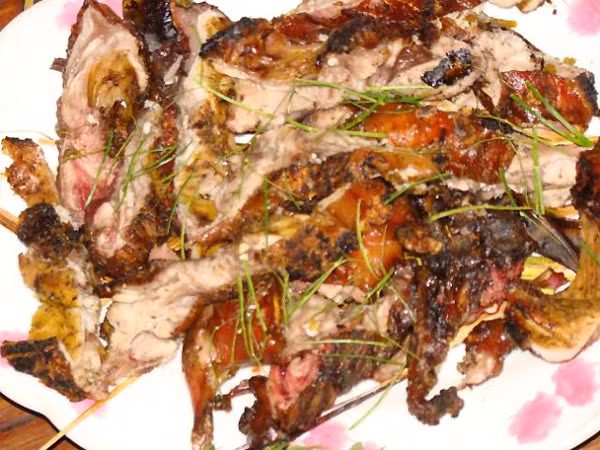 Ngoài ra, chuột đồng còn được chế biến thành các món chuột đồng nấu đậu, chuột nấu đông, chuột giả cầy, chuột rán, chuột xào chua ngọt hay sốt cà chua, khiến không ít người phải ứa nước miếng khi các món được bày ra trước mắt. Người dân ở Đình Bảng cho biết, ăn thịt chuột đồng rất lành. Món đặc sản Bắc Ninh này có tác dụng mạnh làm giảm đau, liền xương.