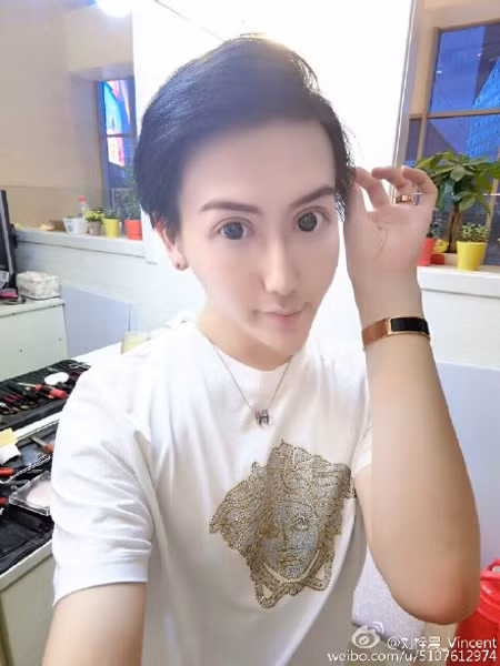 Tuy Tử Thần kiên quyết phủ nhận mình đã phẫu thuật thẩm mỹ toàn bộ cơ thể và luôn mạnh miệng nói rằng, nhan sắc của bản thân là hoàn toàn tự nhiên. Nhưng dân mạng không một ai tin anh chàng bởi dấu vết trên khuôn mặt và cơ thể của Tử Thần rất rõ ràng. 