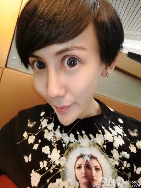 Mặc dù vậy, chàng mẫu nam này vẫn phản bác lại những chứng cứ của cư dân mạng thu thập. Và theo giải thích của anh chàng, do có hai dòng máu Trung - Mỹ nên anh mới có vóc dáng và nhan sắc khác người như vậy.