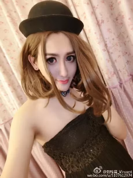 Làn da trắng sứ, vòng ba to đột biến và khuôn mặt nhọn hoắt giống "hệt một con rắn" là ấn tượng đầu tiên đầu tiên khi nhìn thấy Tử Thần.