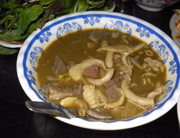 Nậm pịa. Nếu như người Mông có món thắng cố đặc trưng thì người Thái có nậm pịa. Món đặc sản Sơn La này sền sệt, có màu xanh rêu đặc trưng được chế biến từ tiết đông, đuôi, dạ dày, bầu dục, cuống tim... bò hoặc dê. Để chế biến được món này cần có ruột non của con trâu, bò, dê. Nậm pịa ăn nóng, có vị đăng đắng nơi cổ họng, lúc sau lại thấy ngòn ngọt và thơm thơm mùi mắc khén, sả, lá chanh, gừng, ớt. Nậm pịa ăn cùng thịt bò hoặc dê luộc.