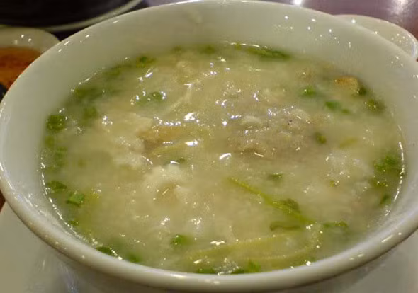 Cháo mắc nhung: Được chế biến từ một thứ quả màu xanh cùng họ với cà chua nhưng chỉ bé bằng hạt đu đủ chín, có vị cay cay, đắng ngọt. Sau mùa gặt, quả mắc nhung gieo vãi trên nương bắt đầu chín mọng, bà con hái đem về rửa sạch, thêm gừng sả, trộn với gạo tấm, tưới ít nước đủ chín, túm vào lá chuối buộc chặt vùi trong tro bếp nóng, hoặc đồ xôi, chỉ 30 phút sau sẽ có ngay một món ăn sền sệt, ngăm ngăm đắng, thơm cay là lạ đầy hấp dẫn và chấm với xôi rất hợp khẩu vị.