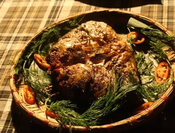 Pa pỉnh tộp (cá gập nướng). Để chế biến, cần rất nhiều các loại gia vị như gừng, sả, ớt tươi, rau mùi, rau thơm, hành tươi, húng… và không được thiếu mắc khén. Cá chép, cá trắm hoặc cá trôi khoảng vài lạng được mổ dọc sống lưng để nguyên nội tạng, bỏ mật và nhồi vào bụng cá cùng các loại gia vị, gập đôi lại, kẹp trong một đoạn tre, nướng trên than củi. Phải rất khéo léo để cá chín, không bị ám khói mà vẫn giữ được hương vị tự nhiên của cá. 