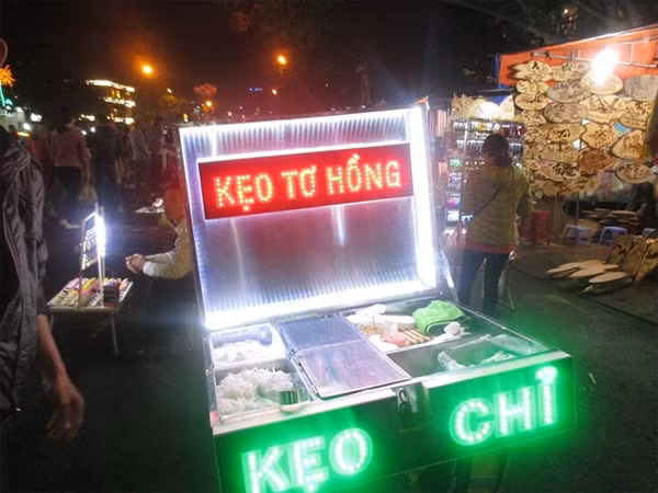  Kẹo tơ hồng, kẹo chỉ. Tại khu chợ đêm Đà Lạt, rất dễ bắt gặp những chiếc xe bắt mắt như thế này. Tên gọi của loại kẹo này cũng gây tò mò cho khách du lịch