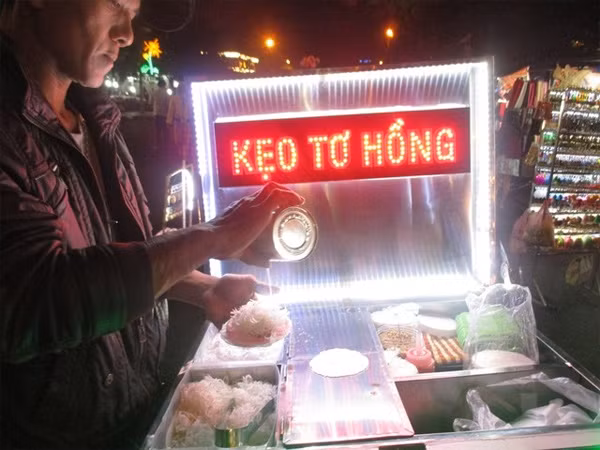 Thêm một chút sữa cho vị thêm đậm đà. Với 10 nghìn đồng, du khách có thể thưởng thức món kẹo khá đặc biệt này