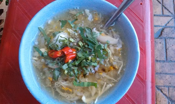 Nước súp trong, hơi quánh. Bên trong có thịt cua, trứng cút, nấm... Ngồi bên nồi súp bốc khói nghi ngút và thưởng thức món ăn này thì không gì tuyệt hơn