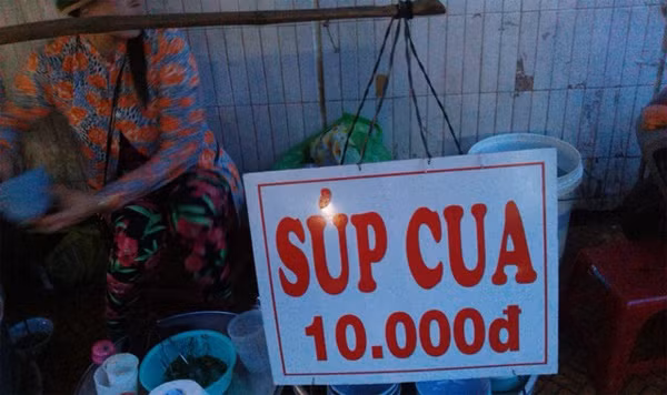 Súp cua. Súp cua là món ăn được bán rong phổ biến tại Đà Lạt. Chỉ với 10 nghìn đồng, du khách có thể thưởng thức món súp đậm đà này.