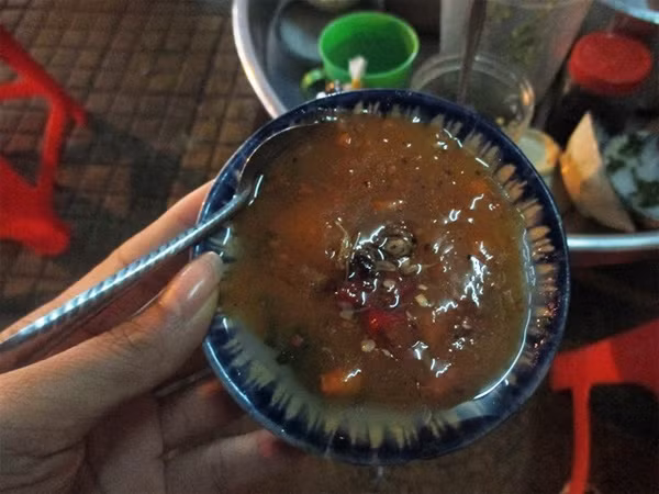 Không được làm hoàn toàn bằng bột gạo tẻ bánh bèo chén ở Đà Lạt có pha chút bột lọc, nên miếng bánh hơi trong nhẹ, dai. Phần nước sốt tôm thịt sánh đều không đặc quá, màu cam bắt mắt đầy cuốn hút.