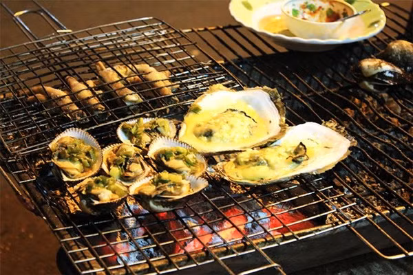 Các loại ốc, sò được nướng trực tiếp trông khá hấp dẫn.