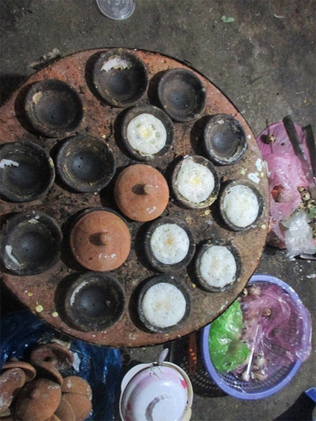 Bánh căn. Một cặp bánh có giá dao động từ 3 - 5 nghìn đồng tuỳ thuộc vào nhân bánh