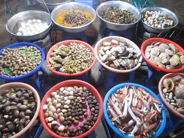 Các loại hải sản. Bên cạnh những món ăn vặt ngon nổi tiếng, chợ đêm Đà Lạt còn bày bán rất nhiều các loại hải sản tươi sống. Việc chế biến diễn ra ngay tại chợ để phục vụ nhu cầu vừa thổi vừa ăn của du khách