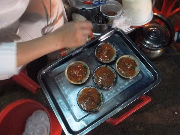 Bánh bèo chén. Cũng như bánh tráng nướng, bánh bèo chén là món ngon được nhiều người Đà Lạt yêu thích. Hầu như ở quán ăn vặt nào cũng bán. Giá chỉ từ 2.000-4.000 đồng.