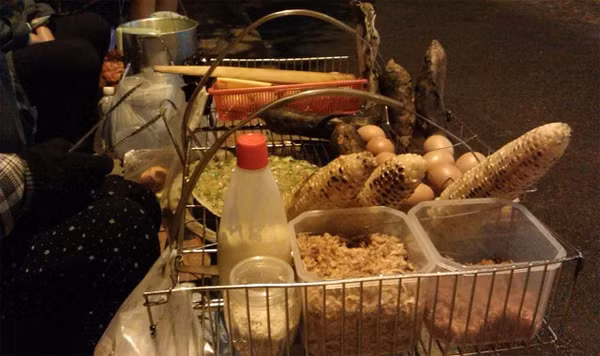 Bên cạnh bánh tráng nướng, ngô, khoai và trứng nướng cũng rất hút khách tại chợ đêm Đà Lạt.