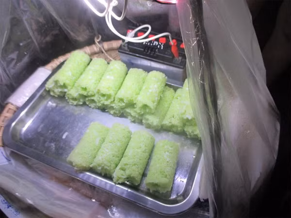 Bánh cuốn ống. Đây là món ăn vặt được bày bán khá phổ biến tại chợ. Điểm đặc biệt của chiếc bánh này là vị dẻo của xôi kết hợp với mùi thơm của dừa, lá dứa, đậu xanh, đậu phộng tạo nên hương vị khó quên khi thưởng thức. Giá một chiếc bánh chỉ từ 5-7 nghìn đồng