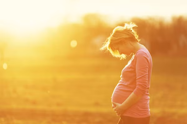 Thời gian tiếp xúc và cường độ của ánh sáng mặt trời của các bà mẹ khi mang thai có tác động lớn đến sức khỏe của em bé khi mới sinh và có ảnh hưởng lâu dài đến quá trình phát triển của đứa trẻ đó.