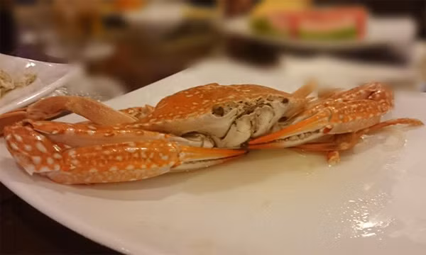 Ghẹ luộc Hàm Ninh có giá từ 100.000-200.000 đồng một kg. Loại ghẹ này nhỏ, khoảng 6-7 con một kg. Ảnh: An Huỳnh.