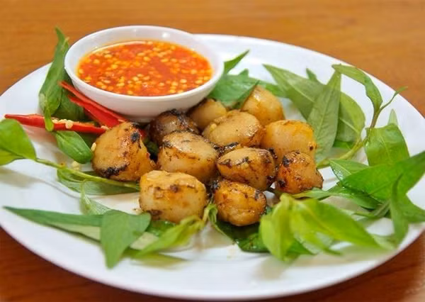 Còi biên mai nướng muối ớt có vị mặn của muối, ớt cay, nguyên liệu ngọt giòn. Món đặc sản Phú Quốc này ai từng ăn một lần sẽ không thể quên.