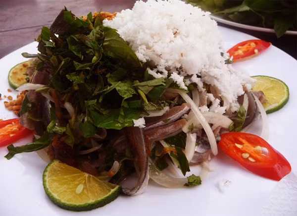 Gỏi cá trích là món ăn dân dã được cả người dân và du khách yêu thích. Món đặc sản Phú Quốc này có vị tươi ngọt của cá, chua của chanh, cay của ớt, xanh mát của rau sống, đậm đà của mắm Phú Quốc.