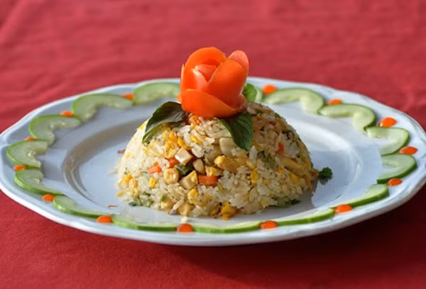 Cơm chiên ghẹ là món đặc sản Phú Quốc kết hợp giữa cơm, thịt ghẹ, trứng cùng chén xì dầu điểm ớt thơm nồng. Bạn có thể thưởng thức món cơm chiên này tại bất kỳ hàng quán nào của đảo. Giá một đĩa như thế từ 20.000- 50.000 đồng. Ảnh: An Huỳnh.