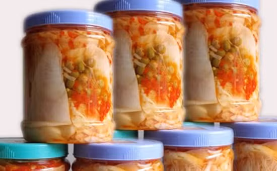 Măng ớt Lạng Sơn: Nếu ai đã từng đến Lạng Sơn, sẽ không thể “làm ngơ” trước một đặc sản của vùng này, đó là món măng ngâm ớt cùng mắc mật tươi. 