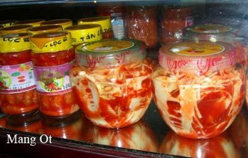 Người Lạng Sơn xem món măng ớt và mắc mật ngâm là món ăn quen thuộc có thể ăn cùng cơm, phở hoặc bất cứ món ăn gì hàng ngày.