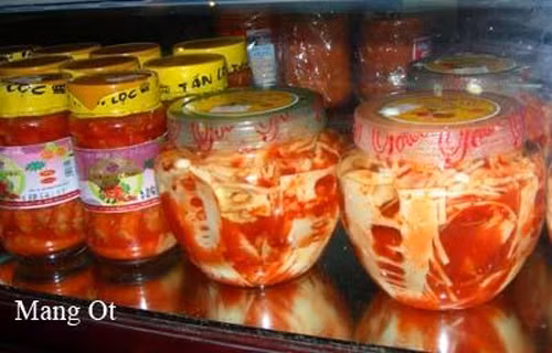 Người Lạng Sơn xem món măng ớt và mắc mật ngâm là món ăn quen thuộc có thể ăn cùng cơm, phở hoặc bất cứ món ăn gì hàng ngày.