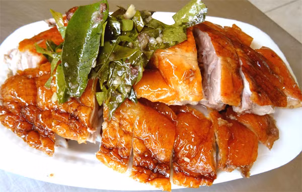 Bụng vịt được nhồi nhiều thứ gia vị hái được trong rừng, trong đó đặc sắc nhất là lá mắc mật rồi khâu lại, để khoảng 2 đến 3 tiếng để thịt vịt ngấm gia vị rồi mang nướng nhẹ trên lò than hồng cho đến khi màu da vịt chuyển từ vàng sang nâu sẫm mới cho vào chảo mỡ đã phi sả, ớt, gừng…